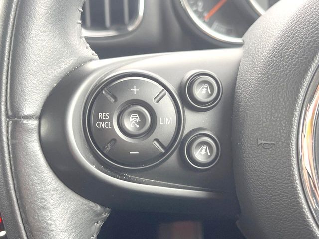 ●アクティブクルーズコントロール：前の車との車間距離を一定にとりつつ、一定速度で自動走行してくれる次世代のクルーズコントロール！主に高速道路や自動車専用道路で使用する便利な機能です！