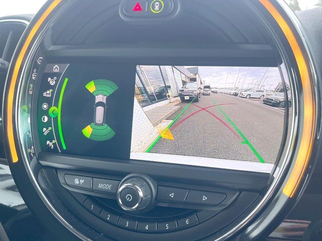 ●ガイドライン付きバックカメラ：不安な駐車もこれで安心！ガイドライン付きなので狭い箇所での駐車もラクラクです！