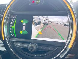 ●ガイドライン付きバックカメラ：不安な駐車もこれで安心！ガイドライン付きなので狭い箇所での駐車もラクラクです！