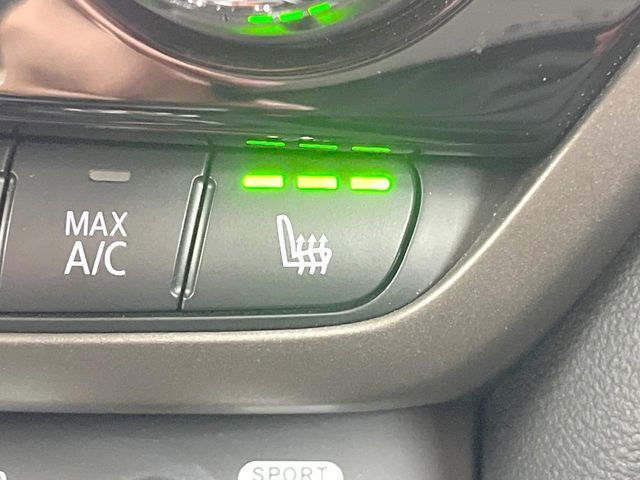 ●フロントシートヒーティング：運転席・助手席共に三段階で調節が可能なシートヒーターを装備しております。季節を問わず快適にご使用いただけます。