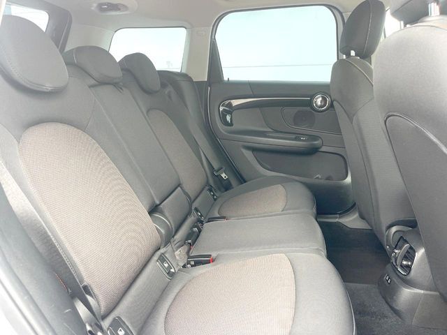 ●後部座席も気になるようなキズ・汚れやへたり等、大きなダメージはなく、良好な状態です。