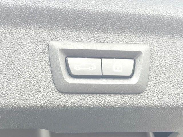 ●電動リアゲート：ワンタッチでリアゲートの開閉ができ、荷物などで両手が塞がっている状態でも簡単に開閉ができる便利機能です。