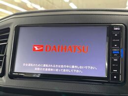【純正ナビ】人気の純正ナビを装備しております。ナビの使いやすさはもちろん、オーディオ機能も充実！キャンプや旅行はもちろん、通勤や買い物など普段のドライブも楽しくなるはず♪