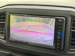 【バックカメラ】駐車時に後方がリアルタイム映像で確認できます。大型商業施設や立体駐車場での駐車時や、夜間のバック時に大活躍！運転スキルに関わらず、今や必須となった装備のひとつです！