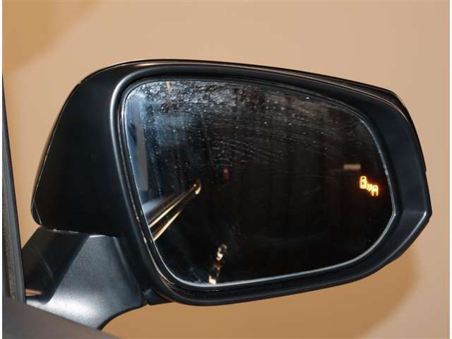 隣車線を走る車両をレーダーで検知し、ドアミラーでは確認しにくい後側方エリアに存在する車両に加え、急接近してくる車両も検知します。車両を検知するとドアミラーに搭載されたLEDインジケーターが点灯します。
