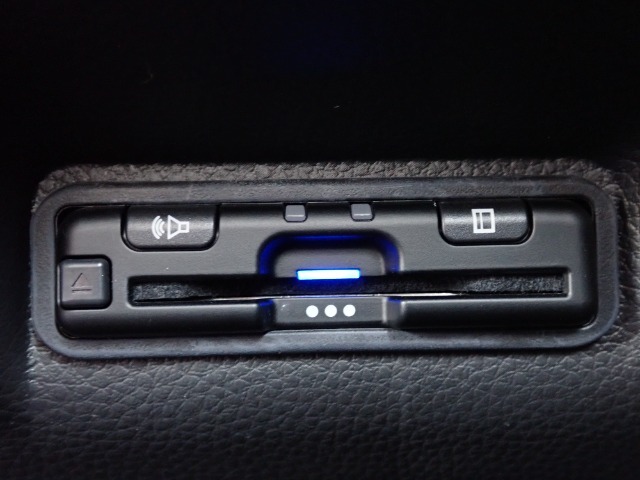 ■【ETC車載器】が装備されています。セットアップをしてお渡しとなり、ETCカードを差し込むだけで高速道路の利用が可能です。
