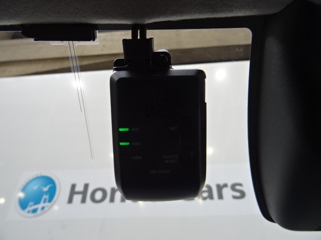 『ドライブレコーダー』動画を残すことで万が一の事態に遭遇した時の必須アイテムです！急ブレーキ・急ハンドルが起こった際、自動で記録が上書きされずに保存され、後でPC等で確認出来ます。