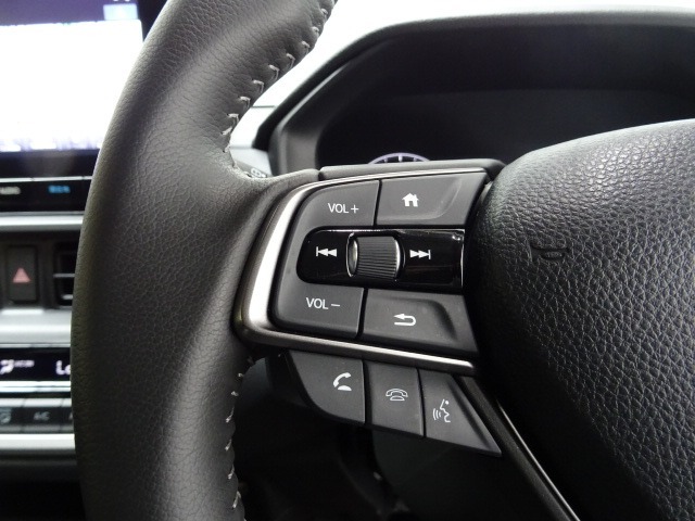 ハンドルにオーディオの操作スイッチが装備されています！視線を前方から外さずハンドルから手を離さずに操作できるのでとっても安全ですね♪