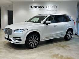 ボルボの伝統に基づいたデザイン。フラッグシップの90専用のデザインで落ち着き・上品さを維持しながらも存在感たっぷりのフロントビューです。