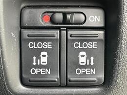 【両側パワースライドドア】小さなお子様でもボタン一つで楽々乗り降り出来ます♪駐車場で両手に荷物を抱えている時でもボタンを押せば自動で開いてくれますので、ご家族でのお買い物にもとっても便利な人気装備♪