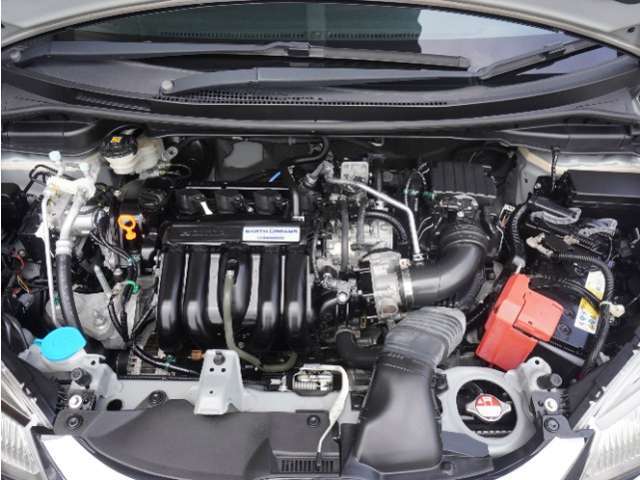 エンジンは車の心臓部分です。このエンジンルームが汚いとトラブルの基になります。当店は専用の液剤を使って徹底的に綺麗にします。