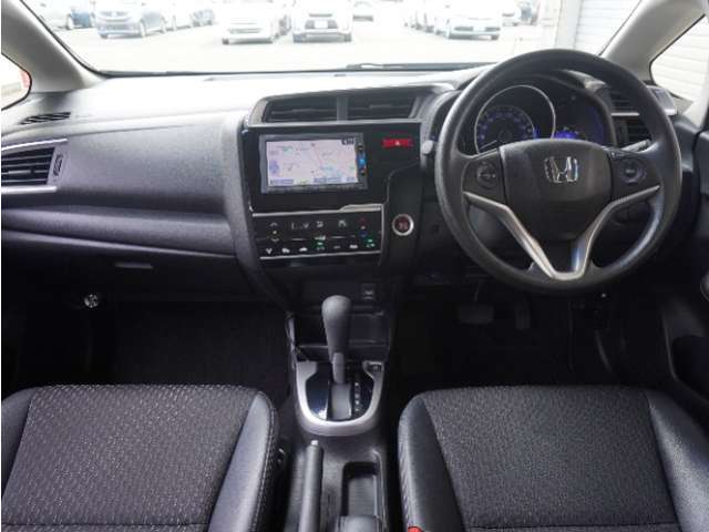 視界広々で非常に運転しやすくロングドライブでも疲れを感じさせないすっきりとまとまったインパネ周りです。
