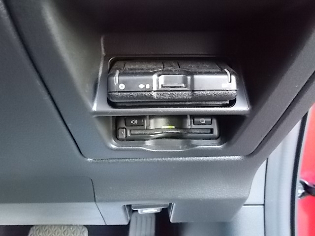 マツダ純正スマートインETC装備。フロントダッシュボードに隠れるように車載器収納してます。使いやすく目立たないように装着してます。