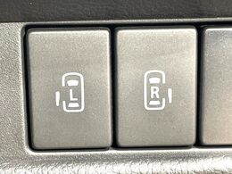【両側パワースライドドア】スマートキーや運転席のスイッチで後席両側スライドドアの開閉が可能♪電動だから力を入れてドアを開ける必要が無く、小さなお子様でも簡単に開け閉めでき快適です♪