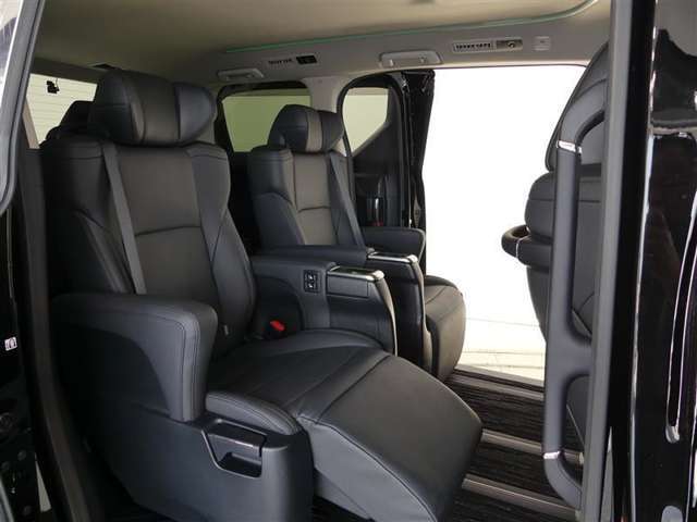 ゆとりある広々とした車内空間は、ドライブを始め買い物やレジャーなど、幅広く活躍します。一人でもみんなとでもお出かけを楽しみましょう！