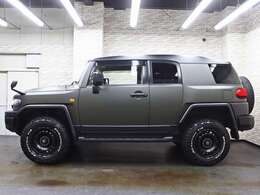 リフトアップによって、FJクルーザーがもつ重厚感を、より一層引き立てています。