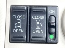 【両側パワースライドドア】スマートキーや運転席のスイッチで後席両側スライドドアの開閉が可能♪電動だから力を入れてドアを開ける必要が無く、小さなお子様でも簡単に開け閉めでき快適です♪