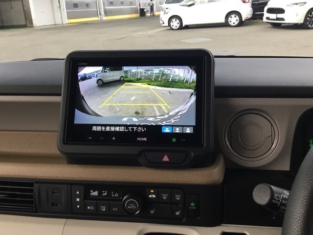 バックモニター付きで、車庫入れやバック時の後方確認をサポート。