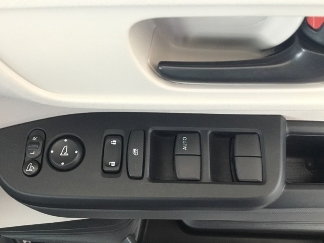電動格納式リモコンドアミラーと、パワーウィンドウマスタースイッチ等は運転席ドアにあります。