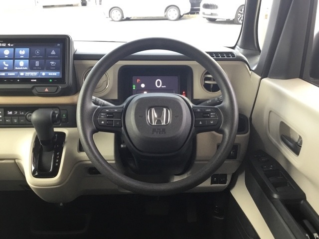 【Honda　SENSING】いつもの道で、高速道路などで、安心・快適な運転を支援します。先進の安全運転機能システム搭載。