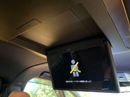 【フリップダウンモニター】大画面モニターで後席でもエンタメをお楽しみいただけます。小さなお子様にも大人気の装備です♪