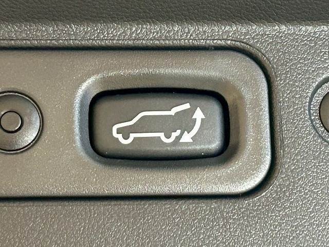 【電動リアゲート】ボタンひとつで大きなゲートも簡単に開閉可能です。高級車ならではの装備は嬉しいですね。