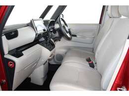 大きなベンチシートで足元もヒロビロ■大型シートで座り心地は快適♪中央には肘掛が付いてゆったりドライブ♪