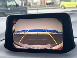 【バックカメラ】駐車時に後方がリアルタイム映像で確認できます。大型商業施設や立体駐車場での駐車時や、夜間のバック時に大活躍！運転スキルに関わらず、今や必須となった装備のひとつです！