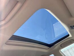 【サンルーフ】開放感たっぷりの希少装備、サンルーフが装着されています！車内に明かりを取り入れたり景色を楽しむ以外にも、車内の空気も簡単に換気できて快適です！