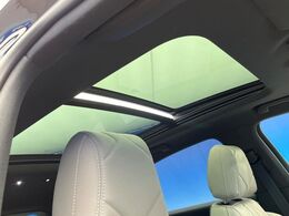 ●サンルーフ：開放感たっぷりの希少装備、サンルーフが装着されています！車内に明かりを取り入れたり景色を楽しむ以外にも、車内の空気も簡単に換気できて快適です！