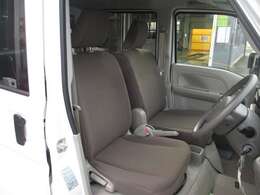 運転席シートはスライドOK★グレーの内装色は汚れが目立ちにくくオススメです