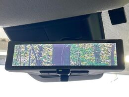 【インテリジェントルームミラー】後席の大きな荷物や同乗者で後方が確認しづらい時でも安心！カメラが撮影した車両後方の映像をルームミラー内に表示。クリアな視界で状況の確認が可能です！