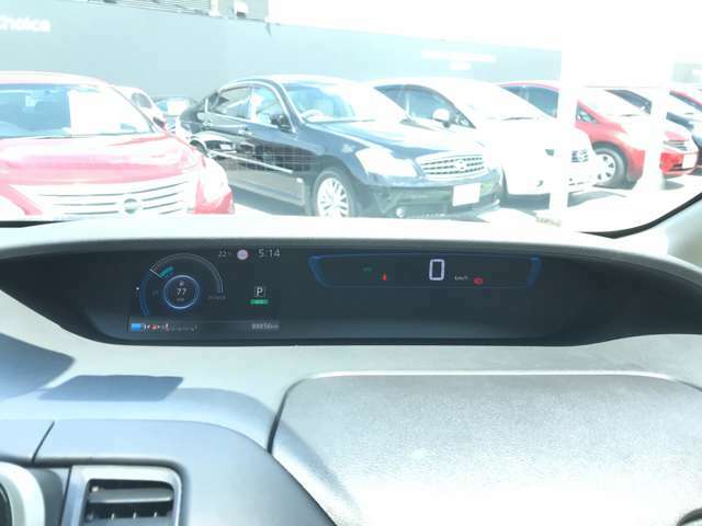 セレナのスピードメーターです。　左側のディスプレイにはお車の情報を表示してくれます。