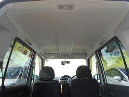 天井は実は汚れやすい部分なのですが、この車はキレイな状態です。見落としがちですが天井の状態次第で大きく室内の印象が変わります。