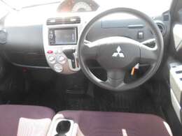 ブラック系の内装色は引き締まった印象で良いですね。万が一のシミなども目立ちづらい事もメリット。