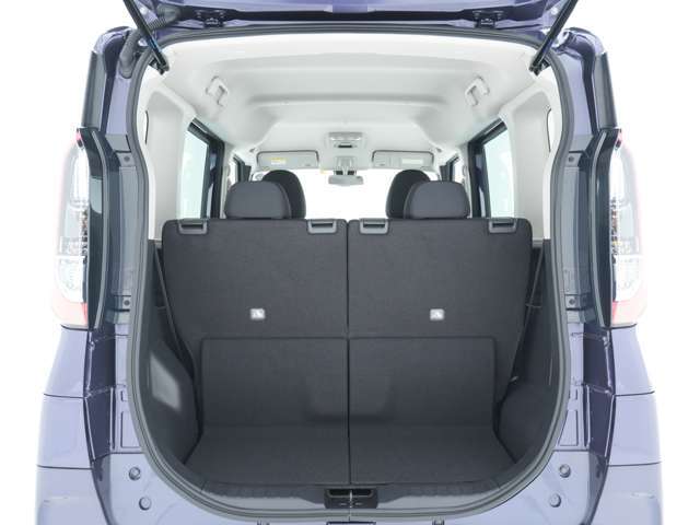 開口が大きいのはもちろん、開口部の地上高も低いことから重いお荷物もラクに積み込みが可能です♪4名乗車時にもしっかりと積みこめる広さの荷室が広がっておりますので、送迎等にも便利な1台となっております！