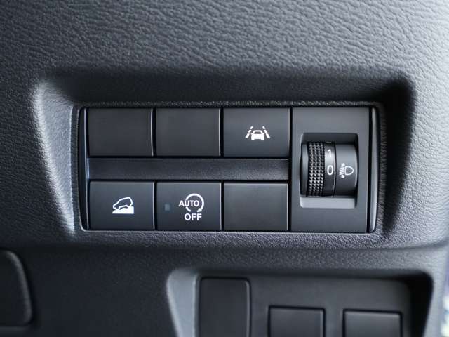 各種機能類のスイッチです！アイドリングストップ等の運転支援機能も充実しております！