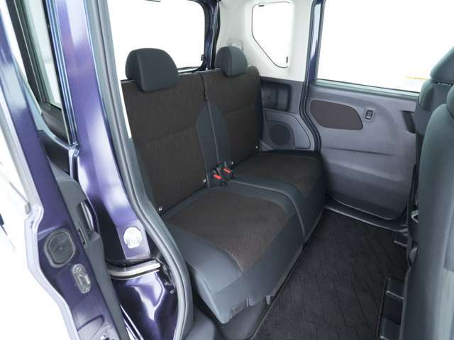 後席は大きくスライドいたしますので、高めの天井に加えて足元にも余裕あるスペースを確保することが出来ます☆凹凸の無い床はお荷物置いた際にもしっかりと安定します！