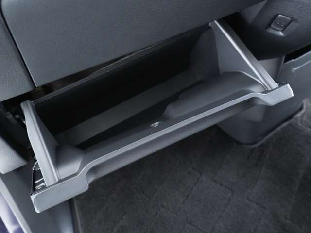 助手席手前の大容量のグローブボックスです！車検証やお車関連の書類の保管場所にピッタリです！