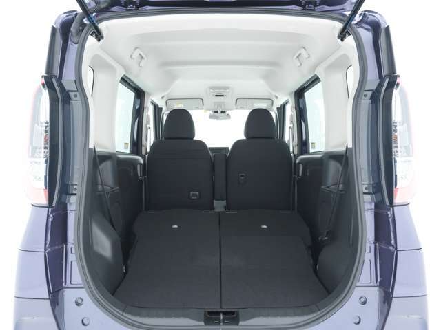 軽自動車ながらも後席を折り畳むことで大容量の荷室を作り出すことが出来ます☆スーツケース等を積み込んでのご旅行なども楽々こなすことが出来ます☆