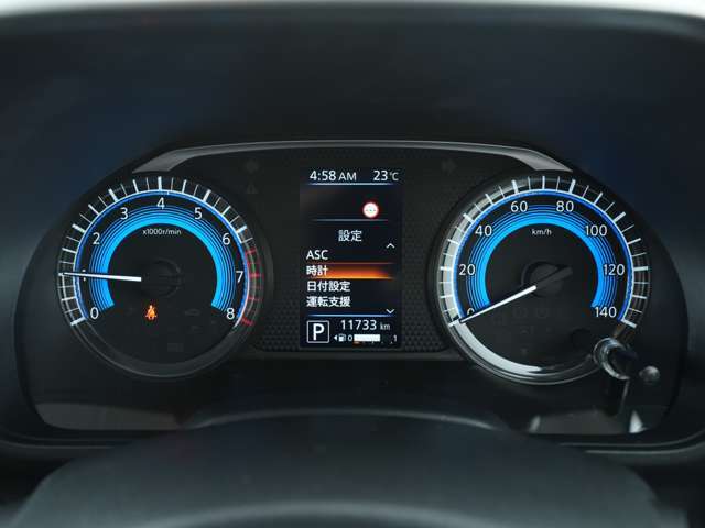 青を基調とした明るいスピードメーターは夜間でも見やすいです！中央のディスプレイにはお車の様々な情報がカラーで表示されます！
