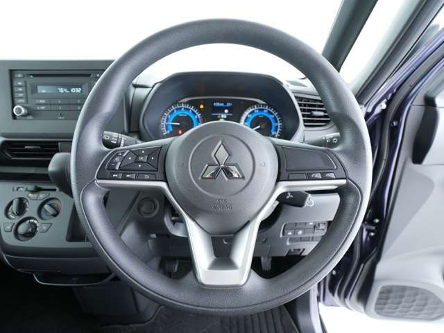 ハンドルには手を放すことなく各種操作を行うことが出来るステアリングスイッチを搭載☆