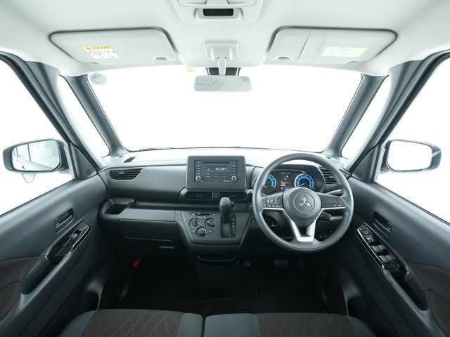 見開き角の広い運転席は周囲をしっかりと見渡すことが出来ます♪黒を基調とした上質な内装は多数の収納場所を備えており、運転手だけでなく、助手席の方にも利便性の高いお車となっております！
