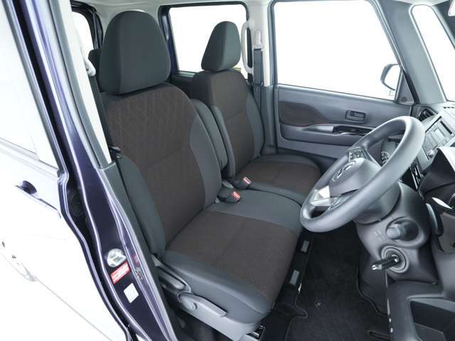 大きく開くフロントドアと高めの天井のおかげでスムーズな乗り降りが可能！座席シートは運転席と助手席間を移動しやすいベンチシートとなっております！