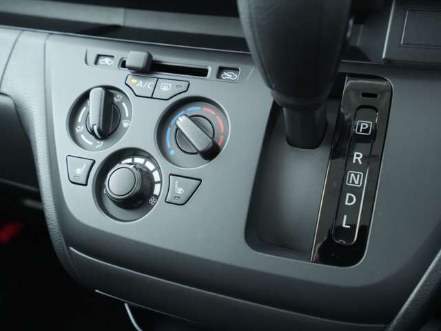 シフトレバーはインパネシフト☆余分なスペースを使いませんので、運転席廻りの空間をより広く使うことが出来ます！