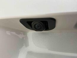 バックカメラ付きで車庫入れも安心