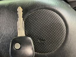 【キーレス】少し離れた場所からでもボタン一つでドアの開錠・施錠ができるのでとっても便利！ドアの鍵穴周りに傷をつけることもありません♪