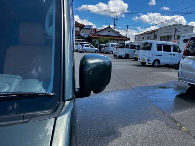 ドアミラーの角度は、備え付けのスイッチで調節可能です。手軽にワンタッチ操作OK！