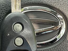 【キーレス】少し離れた場所からでもボタン一つでドアの開錠・施錠ができるのでとっても便利！ドアの鍵穴周りに傷をつけることもありません♪