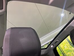 明るく開放的な光を生み出し広々とした空間を演出するパノラミックルーフ！ダークティンテッド強化ガラスは快適な車内温度を維持し日差しの影響を抑えるとともにプライバシーを保つ。電動サンブラインドも装備！